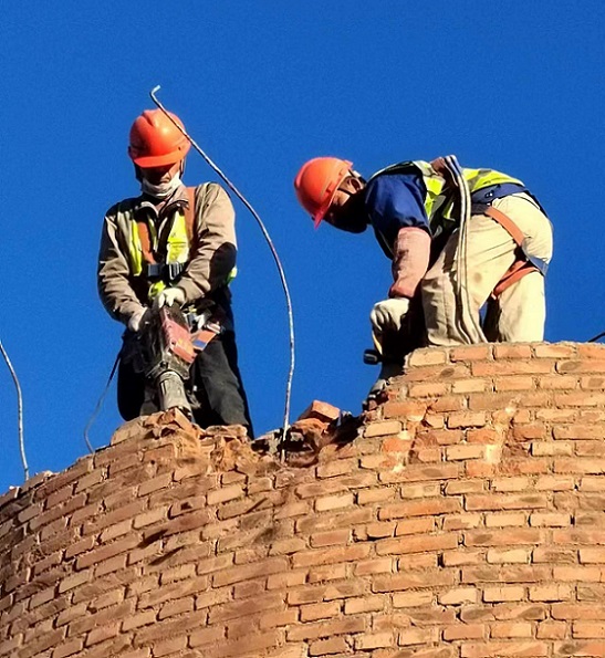 煙囪拆除公司：安全的保障，技術(shù)的巔峰